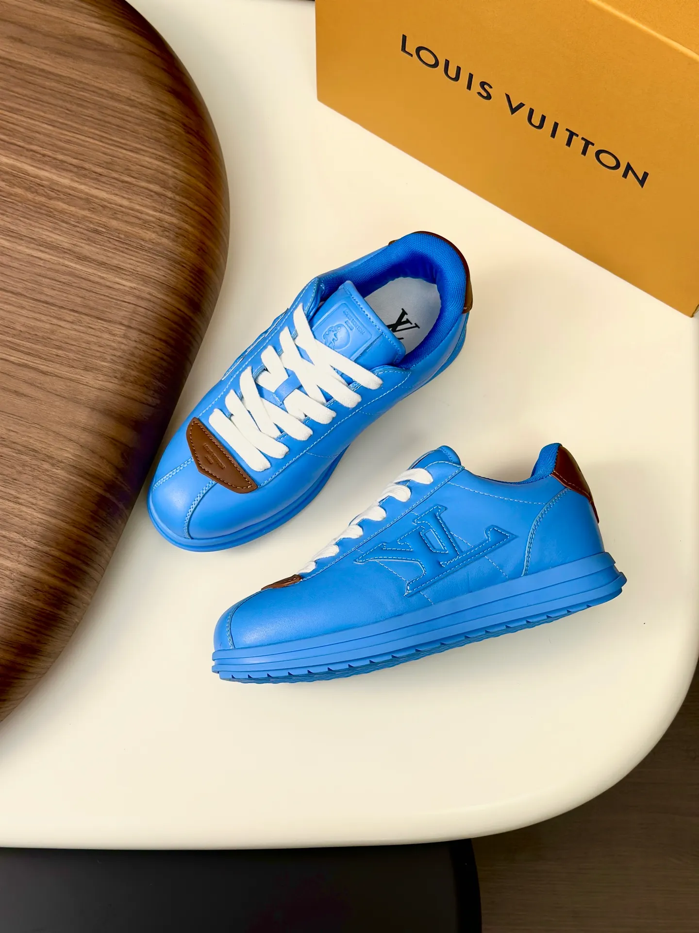 Factory direct sale ¥700💰Full set of packaging💰Top version LV-Louis Vuitton-Classic catwalk new style 1:1 developed replica of the original version! ! The upper foot is very comfortable. It is made of luxurious materials and fine workmanship. The midsole is printed with English letters "Made in Europe". The upper is made of calfskin imported from Italy. The side is decorated with the brand's LOGO and signature. The latest latex foot pads and mesh lining make the foot feel super comfortable. Original factory special supply of original two-color T men's shoes 💰U combination outsole. Bag technology Goodyear stitched edges Fabric: Exclusive custom first-layer cowhide Accessories: Exclusive private model Vuitton logo, lining: Customized silk mesh lining - first-layer silk cowhide lining Outsole: T men's shoes 💰U combination outsole wear-resistant, non-slip and anti-yellowing Foot pads: new latex pads-mesh sweat-absorbent Counter technology: fully computerized sewing machine wire drawing Toe cap Back cover Hot and cold shaping A complete set of pull-top lasts with medium and low logo patterns. Counter packaging - shoelaces, certificates, cards, instructions, certificates, dust bags. The most comprehensive packaging on the Internet. Men's model 339-44 (38/45 custom-made, non-returnable!
